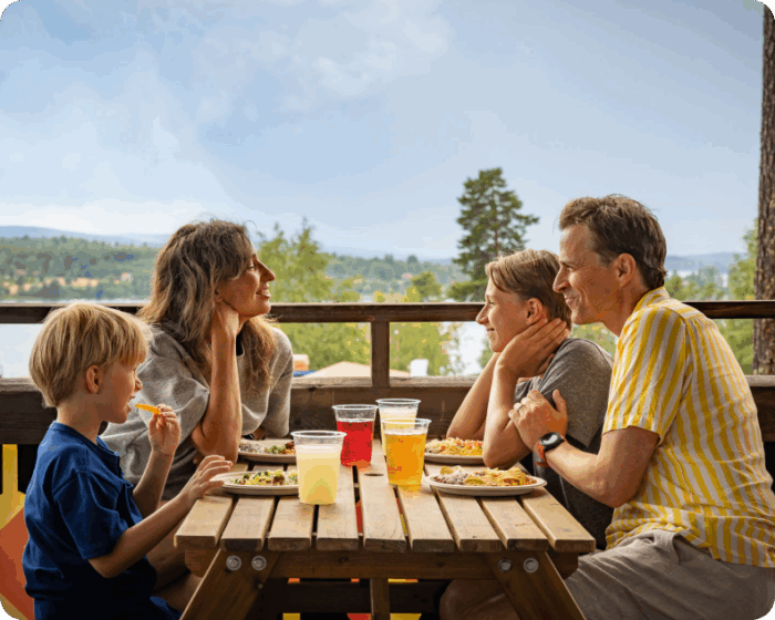 familj vid ett matbord