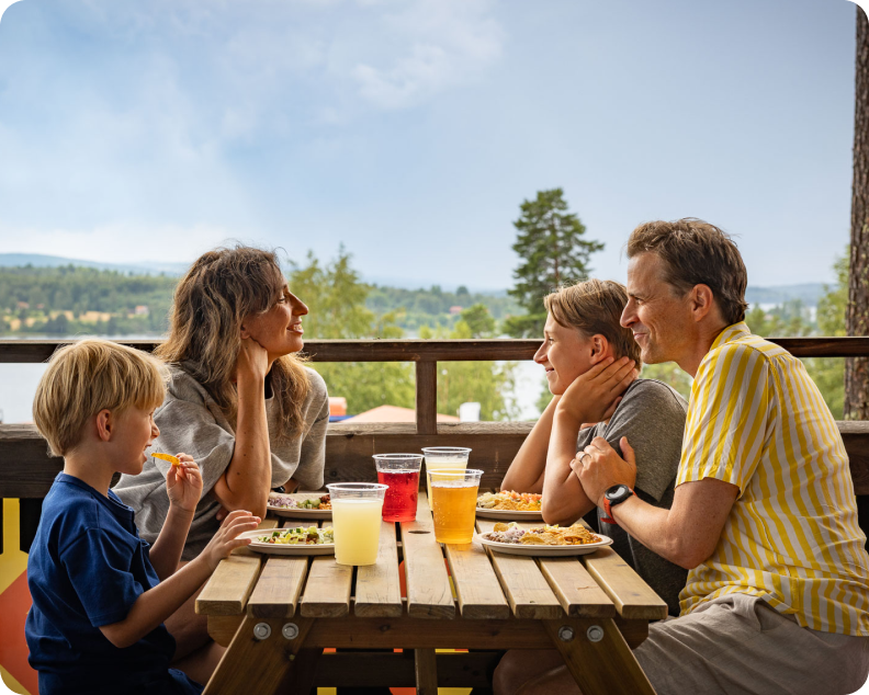 familj vid ett matbord