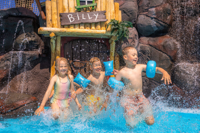 Barn i Billys pool Lilla bäverdammen