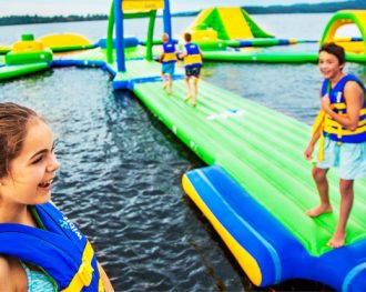 Barn som leker i Wipeout Siljan på Leksand Sommarland - en hinderbana på vatten