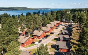 Stugor på Leksand Strand Camping med utsikt över skog och sjön Siljan