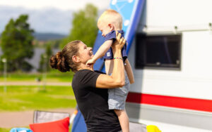 mamma och son på leksand resort och leksand sommarland