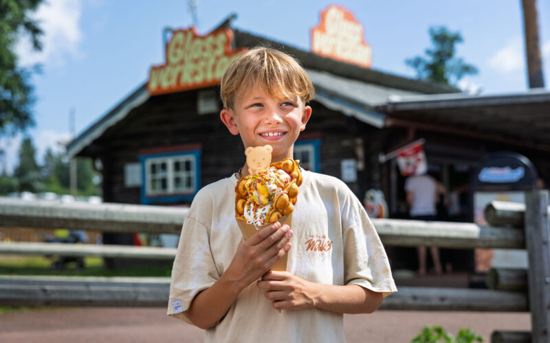Pojke med våffelstrut på Leksand Sommarland